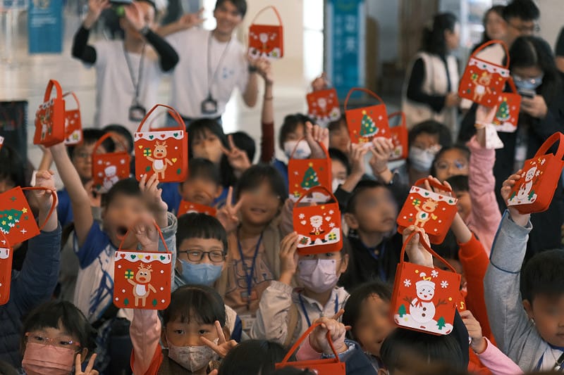 學童們發揮創意，在麋鹿、聖誕老人的造型小提袋貼上聖誕貼紙裝滿糖果。&nbsp;&nbsp;&nbsp;圖：財團法人昇恒昌基金會/提供