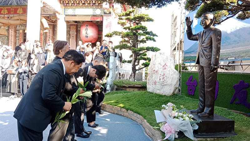 來自八王子的人士向安倍銅像鞠躬獻花。&nbsp;&nbsp;&nbsp;圖：孫家銘攝