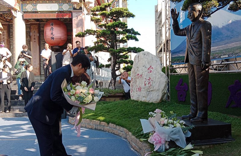 陳其邁與康裕成向安倍銅像鞠躬獻花。&nbsp;&nbsp;&nbsp;圖：孫家銘攝