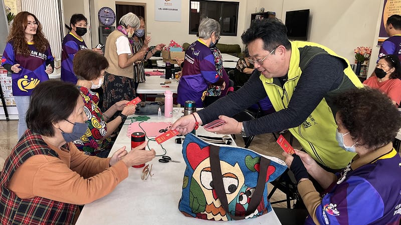 薛兆基(右二)到台灣雷特氏症病友關懷協會發放搶手的「馬上封侯」過年小紅包。&nbsp;&nbsp;&nbsp;圖：薛兆基競選總部/提供