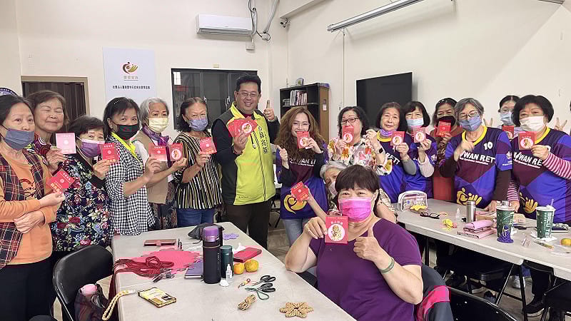 人人都拿到「馬上封侯」過年小紅包。&nbsp;&nbsp;&nbsp;圖：薛兆基競選總部/提供