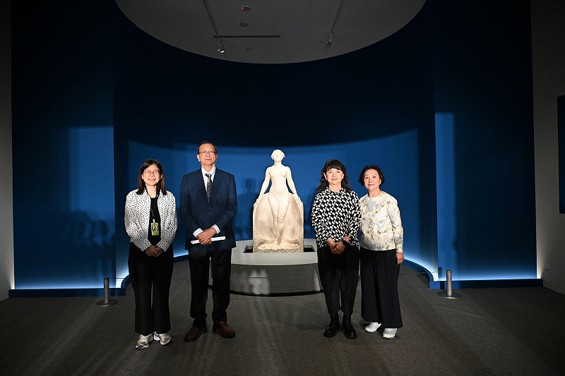 文化部次長李靜慧（右2）、黃土水家屬代表林麗純（右1）、國立臺灣美術館長陳貺怡（左1）及保存者張鴻標家屬張士文（左2）等人合影。&nbsp;&nbsp;&nbsp;圖：文化部提供