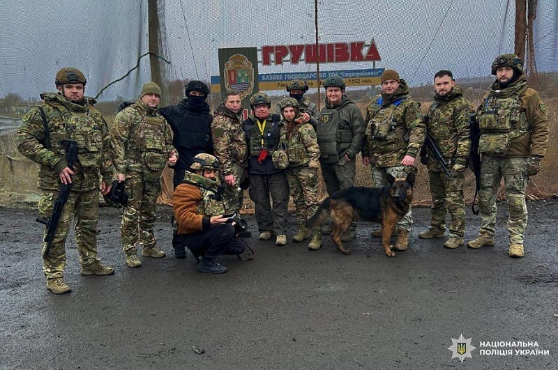 「股神」巴菲特之子、慈善家霍華德·巴菲特（Howard Buffett）。他日前前往哈爾科夫州庫皮揚斯克附近前線，與烏克蘭警方協作，利用其基金會捐贈的裝甲車，成功協助撤離超過 200 名身處砲火威脅下的平民。&nbsp;&nbsp;&nbsp;圖:翻攝自X帳號@United24media