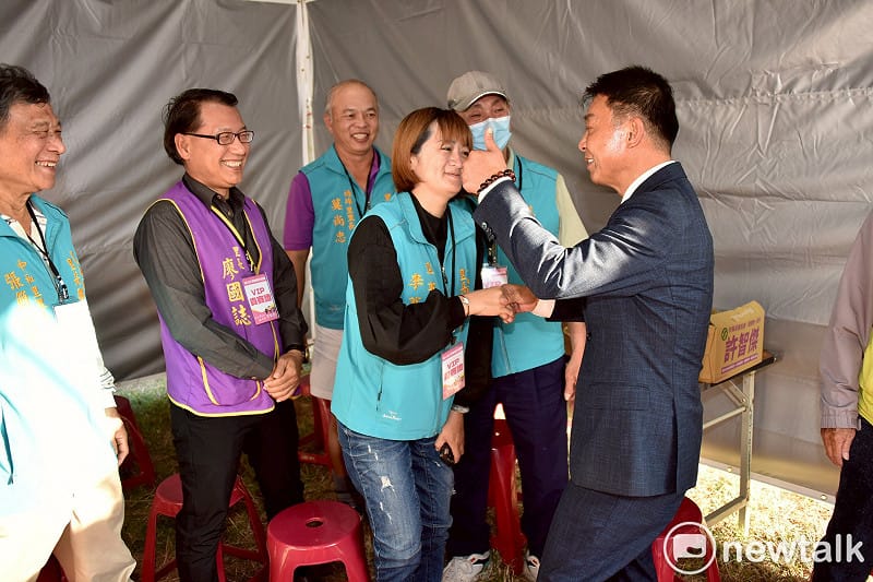 許智傑(右一)的支持者從鳳山核心區擴散至原縣區與市中心。&nbsp;&nbsp;&nbsp;圖：孫家銘攝