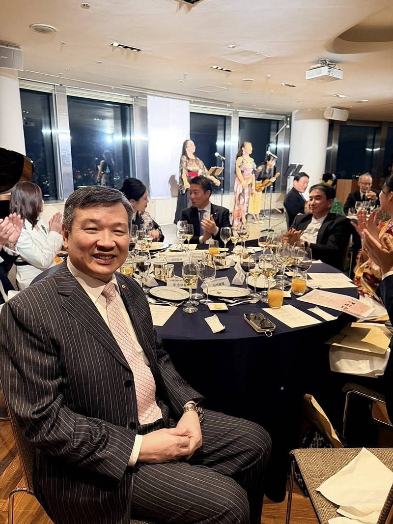 台灣駐日代表李逸洋於23日晚間出席「全日本和服顧問協會」會長佐佐木主辦的聖誕晚會，現場超過10位日本國會議員與台日政界友人到場同歡，歲末氣氛相當熱絡。&nbsp;&nbsp;&nbsp;圖：取自李逸洋臉書
