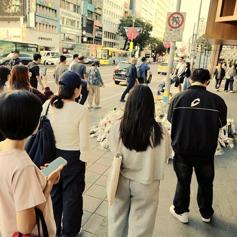 北捷1219攻擊事件，民眾在悼念區悼念遇刺死亡民眾。&nbsp;&nbsp;&nbsp;圖：翻攝「臉書」蔡英文 Tsai Ing-wen粉絲專頁