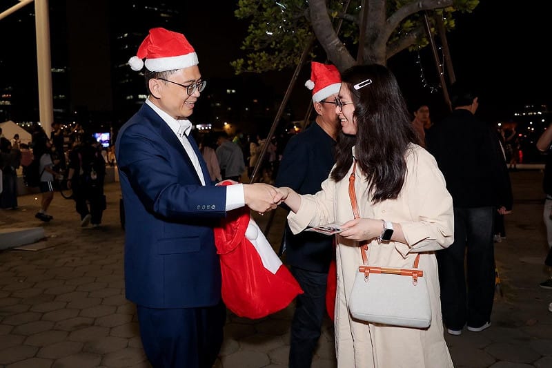 賴瑞隆發放暖暖包。&nbsp;&nbsp;&nbsp;圖：賴瑞隆辦公室/提供