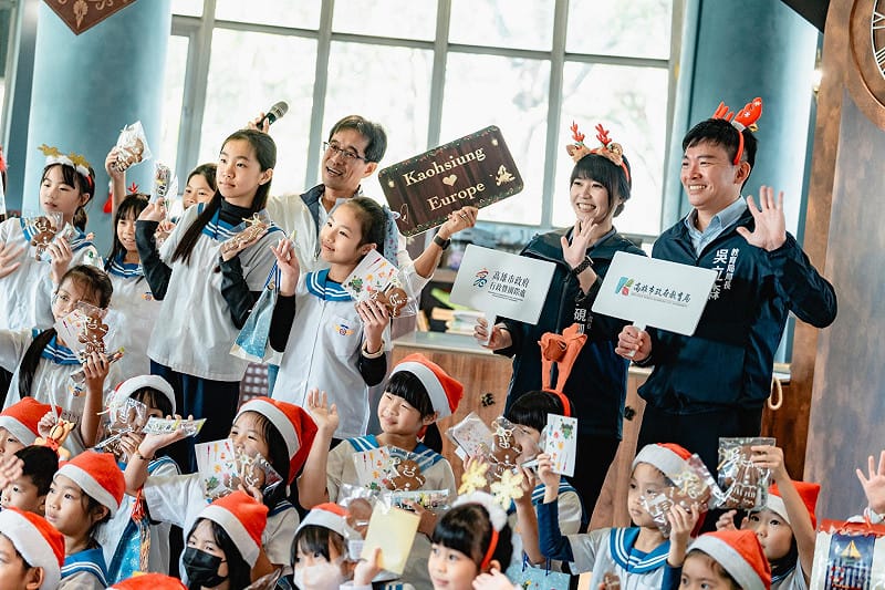 高市府行政暨國際處長張硯卿(後排右二)與教育局長吳立森(後排右二)帶領學生一起度過充滿歐洲風的聖誕節。&nbsp;&nbsp;&nbsp;圖：高雄市教育局/提供