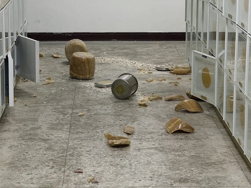 台東24日傍晚發生規模6.1地震，部分建築物受損，卑南鄉納骨塔8個骨灰甕掉落，所幸骨灰未混一起。（民眾提供）中央社記者盧太城傳真　114年12月25日&nbsp;&nbsp;&nbsp;