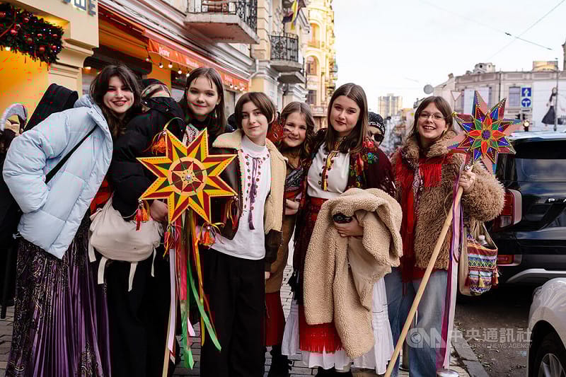 戰火未歇的烏克蘭首都基輔，街頭悄然浮現耶誕節氣息，年輕人裝扮成象徵好運與豐收的動物或民族角色。&nbsp;&nbsp;&nbsp;圖：中央社提供/陳彥婷基輔攝