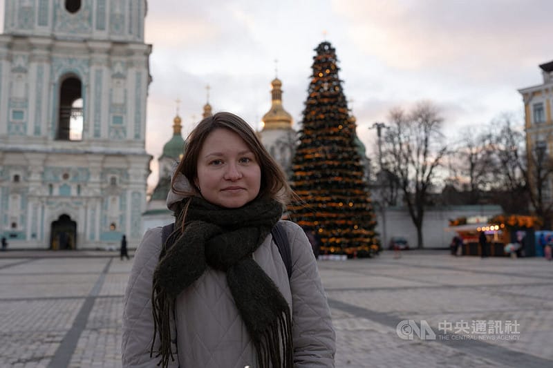 戰爭的現實仍籠罩節日。基輔民眾卡佳指今天才開始裝飾耶誕樹但不覺得太晚，認為「真正太慢的，是我們才試著把自己從蘇聯舊時代拉開」。&nbsp;&nbsp;&nbsp;圖：中央社提供/陳彥婷基輔攝