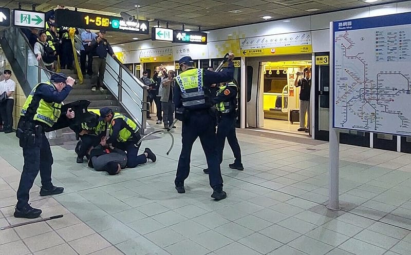新北捷運公司25日凌晨在大坪林站進行「114年度環狀線多重災害模擬演練」，模擬列車發生歹徒隨機持刀攻擊及投擲煙霧彈的情境，強化大眾運輸安全。&nbsp;&nbsp;&nbsp;圖：新北捷運公司提供