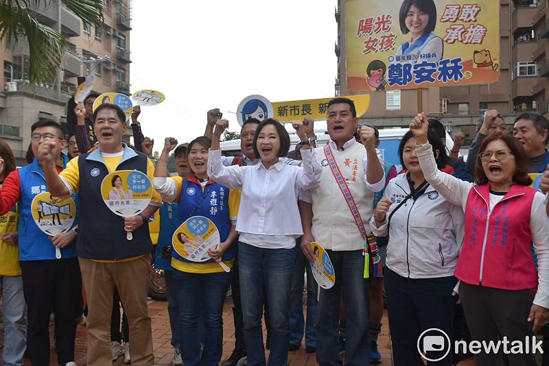 柯志恩(中)帶頭高喊「九合一大選全壘打」。&nbsp;&nbsp;&nbsp;圖：孫家銘/攝