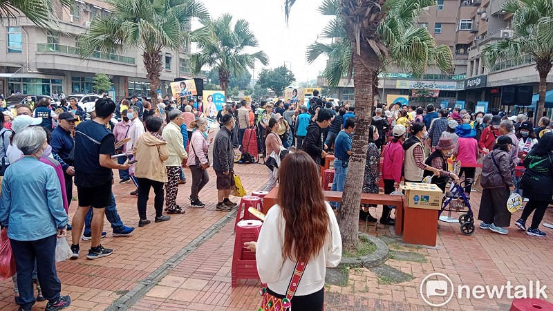 柯志恩發放年曆，吸引數百位民眾大排長龍。&nbsp;&nbsp;&nbsp;圖：孫家銘/攝