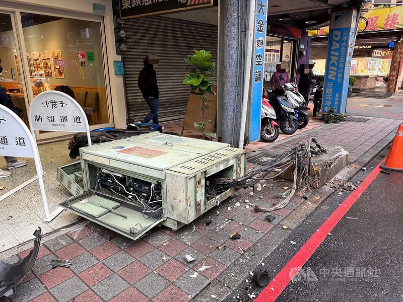 新北市板橋區25日下午發生一起自撞車禍，海山警分局表示，汽車女駕駛疑恍神衝撞路邊電箱釀禍，車輛側翻路中，整個電箱慘被撞斷在地。（翻攝照片）中央社記者黃旭昇傳真　114年12月25日&nbsp;&nbsp;&nbsp;