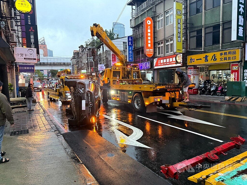 新北市板橋區漢生西路25日下午發生一輛汽車自撞翻覆車禍，一度影響交通，現場於下午4時30分將事故車輛拖吊後，隨即解除管制、恢復通行。（翻攝照片）中央社記者黃旭昇傳真　114年12月25日&nbsp;&nbsp;&nbsp;