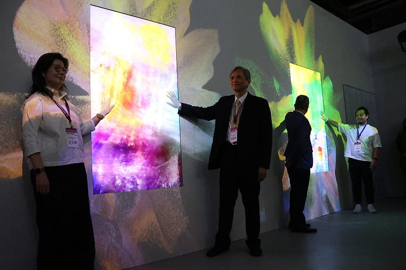 來賓以觸動螢幕方式啟動《流光藝境》特展。&nbsp;&nbsp;&nbsp;圖：夢蓮花文化藝術基金會/提供