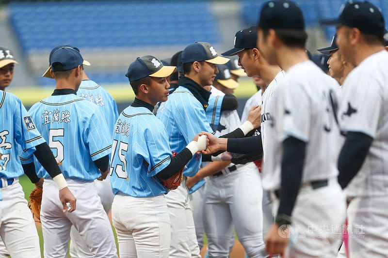 台日高中棒球對抗賽睽違8年復辦，25日起在新莊棒球場政是開打，北海道聯隊（白衣）首戰交手羅東高工隊（藍衣），賽前雙方球員在場中致意。中央社記者王騰毅攝  114年12月25日&nbsp;&nbsp;&nbsp;