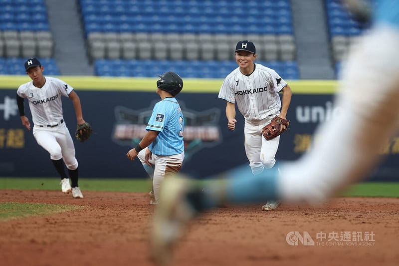 2025中信盃台日高中棒球對抗賽25日在新莊棒球場舉行，首戰由北海道聯隊與羅東高工隊交手，北海道聯隊後藤健（右）賽中策動雙殺、成功化解對手攻勢。中央社記者王騰毅攝  114年12月25日&nbsp;&nbsp;&nbsp;