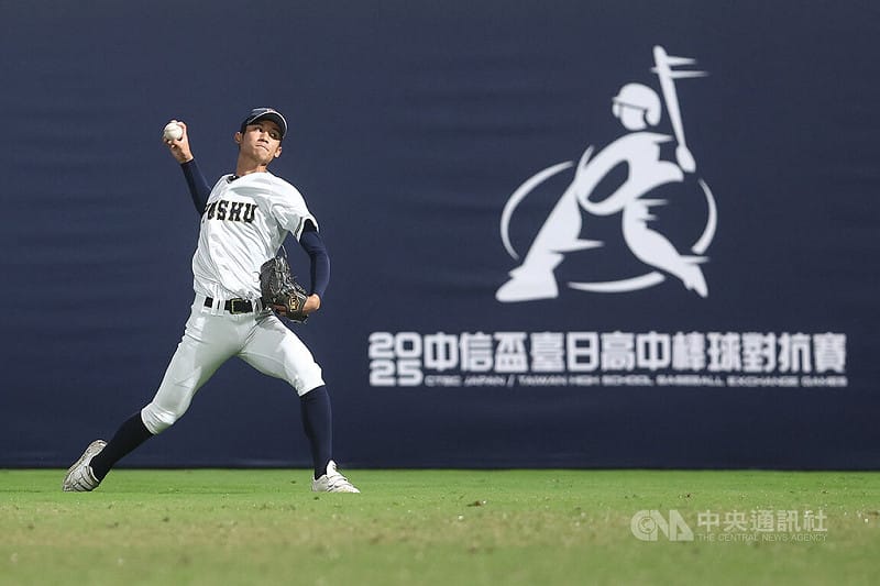 2025台日高中棒球對抗賽25日在新莊棒球場開打，晚間第2戰由日本九州聯隊與桃園平鎮高中交手，九州聯隊預計由日本夏季甲子園冠軍隊沖繩尚學王牌投手新垣有絃（圖）先發，新垣有絃賽前外野積極練投備戰。中央社記者王騰毅攝  114年12月25日&nbsp;&nbsp;&nbsp;