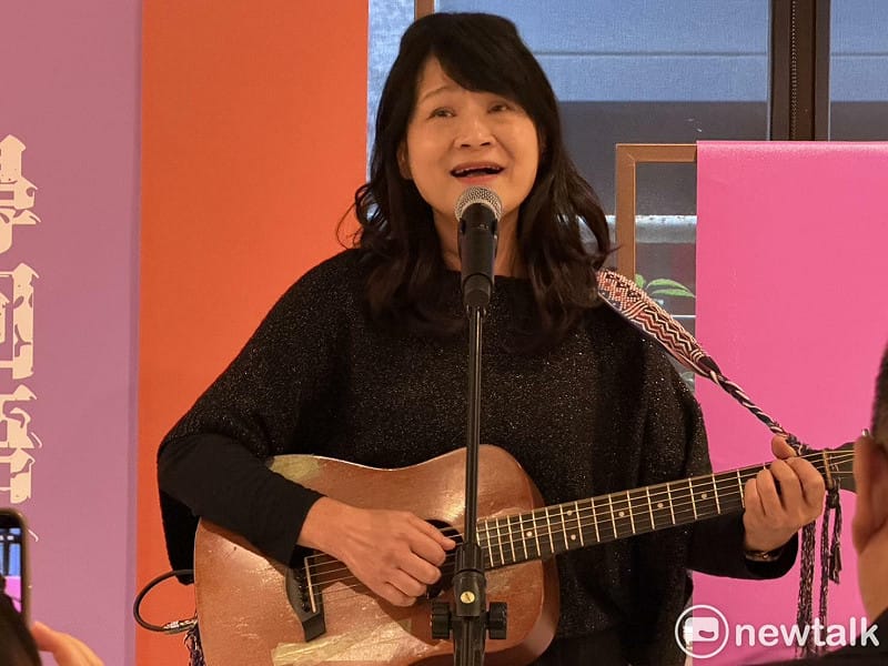  金曲歌手羅思容演唱客家文化歌曲。 圖：高逸帆／攝 