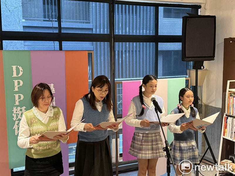  教師黃旭霞率領團隊朗誦客家詩詞。 圖：高逸帆／攝 