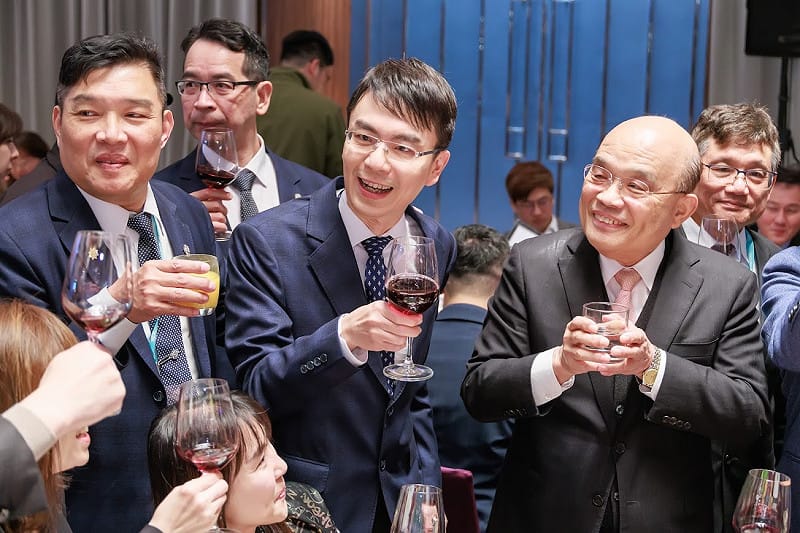  温世政（左二）擔任新北市牙醫師公會理事長就任晚宴，蘇貞昌也在場。 圖：翻攝自世樺牙醫診所臉書 