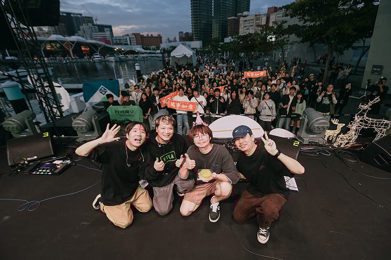 「夕陽武士 Sunset Samurai」驚喜為鼓手兔寶慶生，也藉此向高流四周年獻上祝福。&nbsp;&nbsp;&nbsp;圖：高流中心/提供