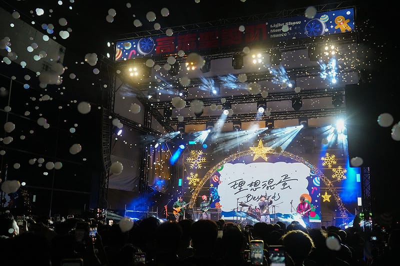 「理想混蛋 Bestards」演唱〈行星〉、〈離開的一路上〉，搭配雪花泡泡效果。&nbsp;&nbsp;&nbsp;圖：高流中心/提供