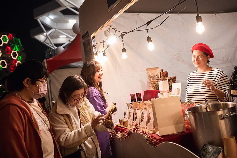 以歐式異國料理為特色的「港灣聖誕市集」，搭配Focus 13的試營運帶來旺盛買氣。&nbsp;&nbsp;&nbsp;圖：高流中心/提供