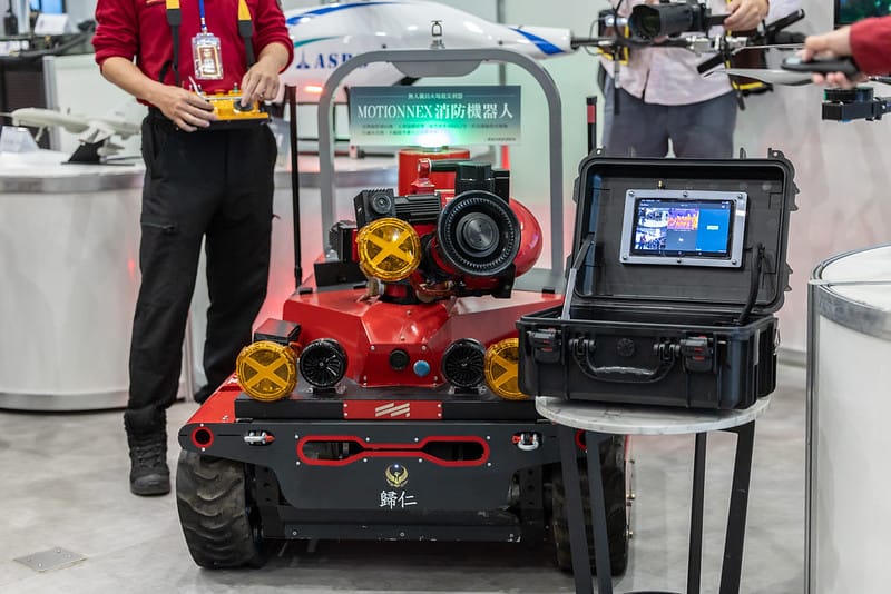  消防機器人。 圖：總統府提供 