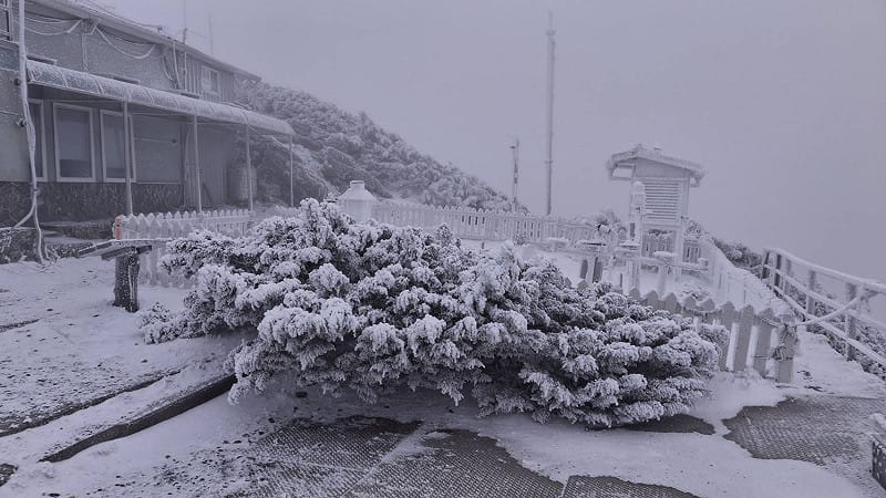 玉管處提醒，冬季高山冰雪交積，民眾登山務必嚴守行程、攜帶衛星通訊設備。&nbsp;&nbsp;&nbsp;圖：氣象署／提供