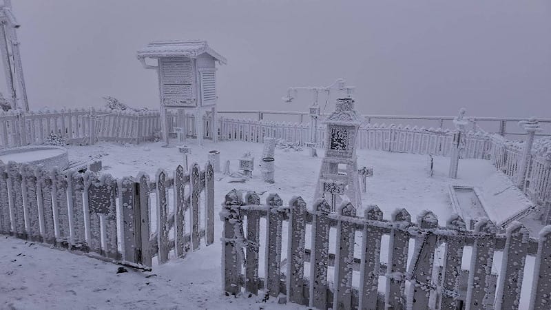 今日玉山雪況比昨天更明顯，整個山區變成銀白世界。&nbsp;&nbsp;&nbsp;圖：氣象署／提供