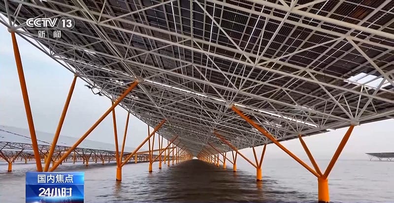  結構設計為「四樁基礎搭配光伏平台」，並將平台傾角精準調整至15度。 圖：翻攝自 央視新聞 