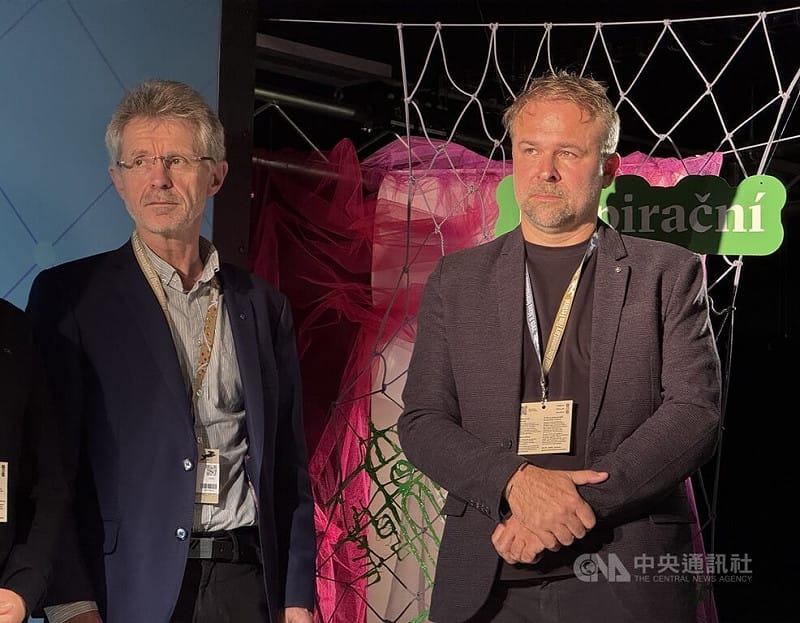 捷克紀錄片「我是台灣人」聚焦2020年捷克參議長維特齊（Miloš Vystrčil，左）不畏壓力訪台的歷程。導演斯瓦泰克（Dan Svátek，右）表示，台灣是一個了不起的國家，他熱愛台灣的人民、文化與自然。「我希望它不要改變，因為台灣正走在正確的道路上。」圖片攝於10月27日。中央社記者劉郁葶伊赫拉瓦攝 114年12月27日&nbsp;&nbsp;&nbsp;