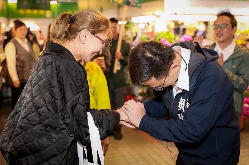 賴瑞隆(右)掃市場誠摯緊握民眾的手。&nbsp;&nbsp;&nbsp;圖：賴瑞隆辦公室/提供