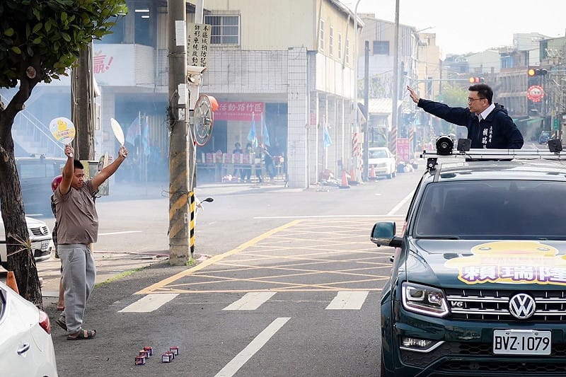 賴瑞隆車掃，支持者熱情回應。&nbsp;&nbsp;&nbsp;圖：賴瑞隆辦公室/提供
