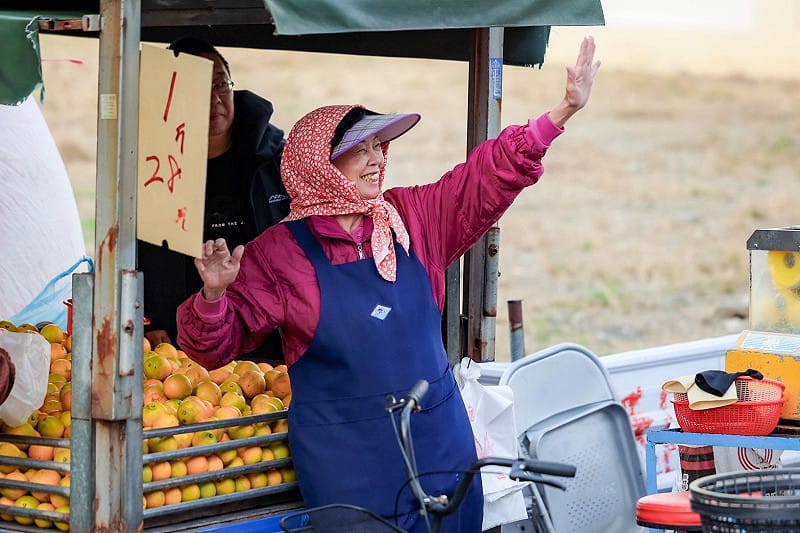 賴瑞隆車掃，攤商熱情回應。&nbsp;&nbsp;&nbsp;圖：賴瑞隆辦公室/提供