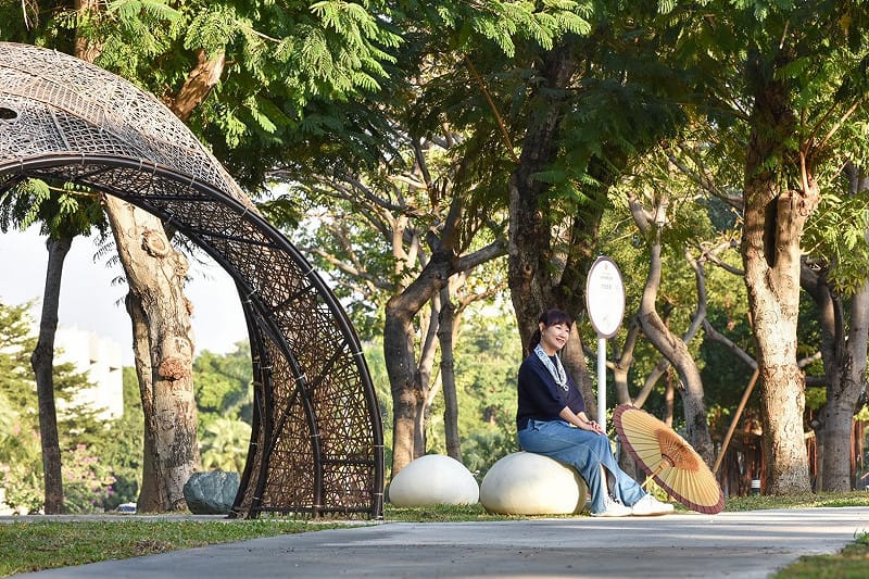 楊瑞霞領航，漫遊盤花公園，實地感受園區細膩的文化設計與生態景觀。&nbsp;&nbsp;&nbsp;圖：高雄市客委會/提供