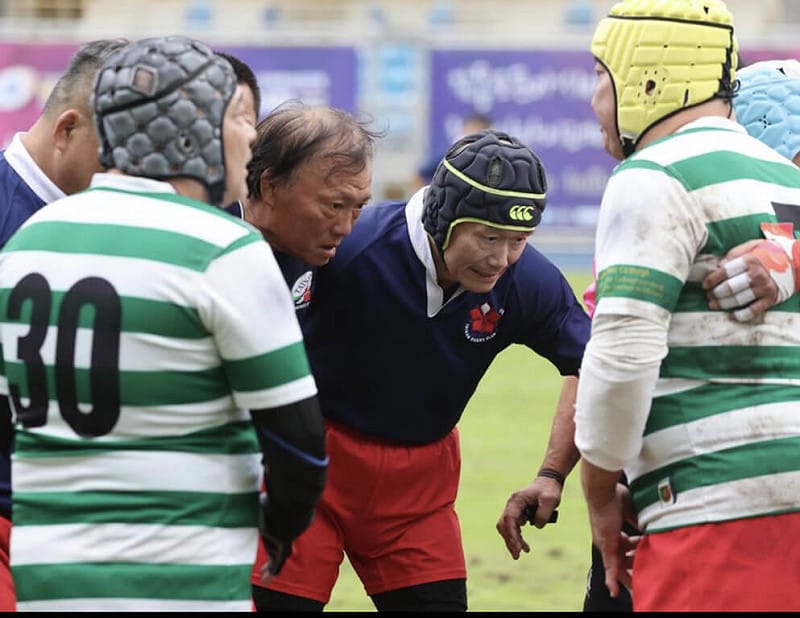 第6屆台北元坤盃7人制國際大專橄欖球邀請賽熱鬧開踢，賽事創辦人杜元坤（後右）27日親自下場參加長春組表演賽。（元坤運動文創產業有限公司提供）中央社記者黎建忠傳真 114年12月27日&nbsp;&nbsp;&nbsp;