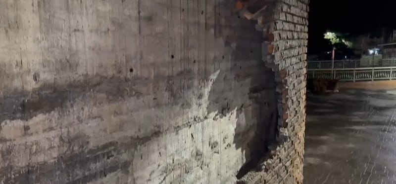 新北市新莊區丹鳳高中前的龍安陸橋，橋體柱面外貼磁磚出現大批剝落。&nbsp;&nbsp;&nbsp;