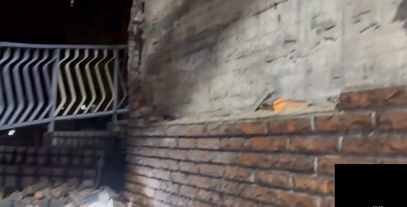 新北市新莊區丹鳳高中前的龍安陸橋，橋體柱面外貼磁磚出現大批剝落。&nbsp;&nbsp;&nbsp;