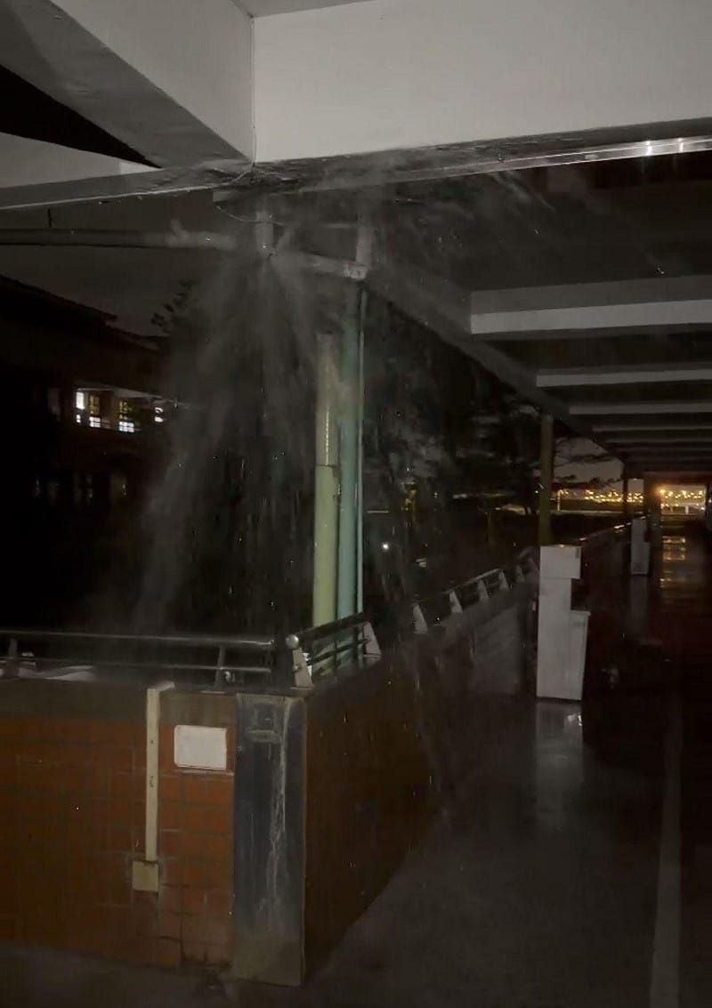 德音國小四樓水管疑似發生爆裂，大量漏水一路流至校舍外。&nbsp;&nbsp;&nbsp;