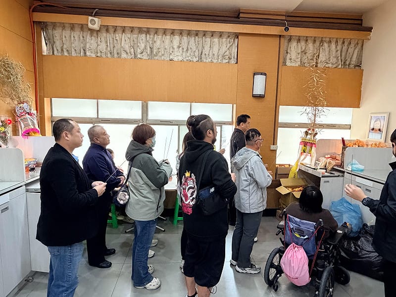 在一起永續科技與左營文武聖殿、地方夥伴一同到場，讓家屬知道在最孤單的時候，社會沒有缺席。&nbsp;&nbsp;&nbsp;圖：孫家銘翻攝