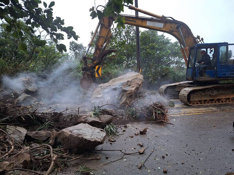 106線72.3公里處驚傳大規模土石坍方，雙向全面封閉。&nbsp;&nbsp;&nbsp;圖/新北市瑞芳警分局提供