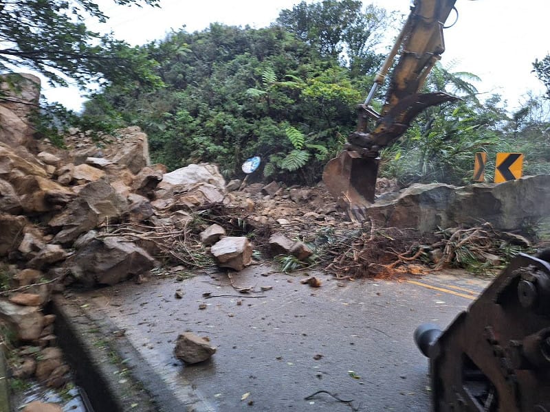 106線72.3公里處驚傳大規模土石坍方，雙向全面封閉。&nbsp;&nbsp;&nbsp;圖/新北市瑞芳警分局提供