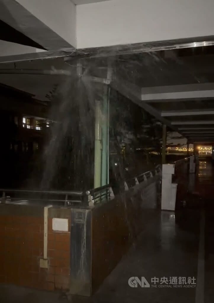 新北市五股區某國小因27日深夜強震，造成校內水管漏水。校工凌晨被人發現倒臥廁所，疑架梯在廁所檢修時意外跌落，造成頭部受傷，經送醫後仍宣告不治。（翻攝照片）中央社記者王鴻國傳真 114年12月28日&nbsp;&nbsp;&nbsp;