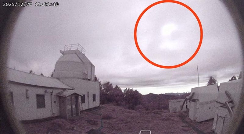  彰化鹿港天文台同一時間也拍攝到雲層中的亮光閃過。 圖：翻攝自 鹿港天文台 FB 