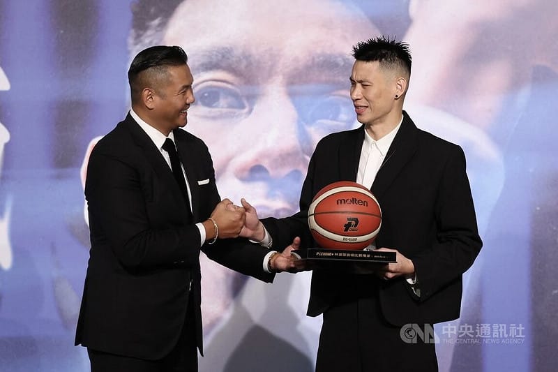 籃球球星林書豪（右）28日在退休4個月後舉行球迷感謝會，除了收下PLG副會長陳建州（左）所送的退休禮外，也提到自己和兒子關係大躍進。中央社記者吳家昇攝 114年12月28日&nbsp;&nbsp;&nbsp;