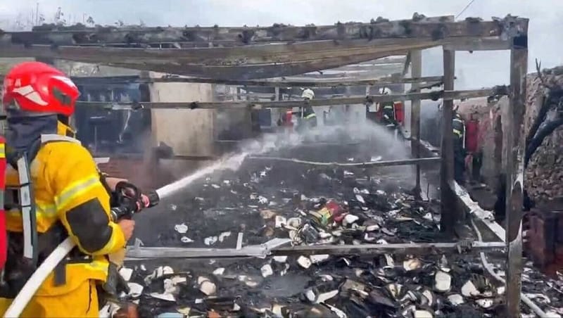 澎湖菓葉村一處鐵皮屋28日疑似製作燒餅油酥時，油鍋不慎起火，在風勢助長下，濃煙直衝天際，澎湖消防局灌救獲控制，起火原因調查釐清中。（澎湖消防局提供）中央社   114年12月28日&nbsp;&nbsp;&nbsp;